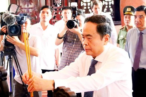 Chủ tịch Quốc hội dâng hương tưởng nhớ cố Chủ tịch HĐBT Phạm Hùng, cố Thủ tướng Võ Văn Kiệt