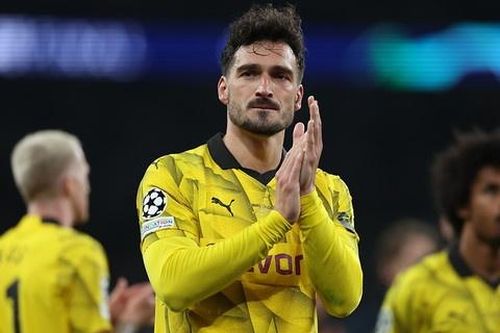 Hummels sắp thoát cảnh thất nghiệp