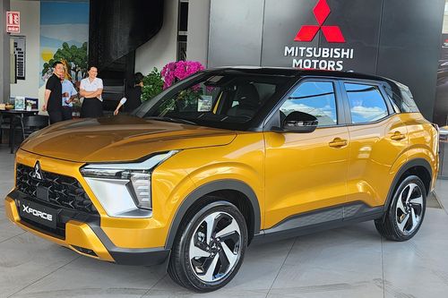 Xe nhập khẩu đua giảm giá cạnh tranh ôtô lắp ráp