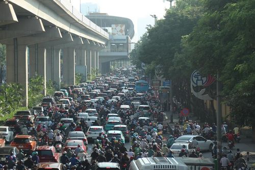 Đường phố Hà Nội lại chật như nêm sau kỳ nghỉ lễ
