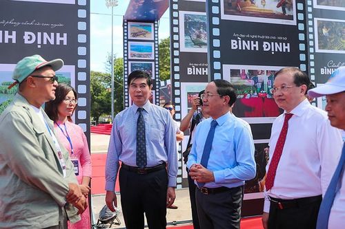 Du lịch Việt Nam qua không gian ảnh