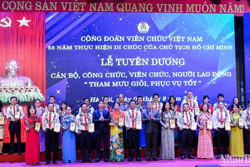 Tuyên dương 150 cán bộ, công chức, viên chức, người lao động 'Tham mưu giỏi, phục vụ tốt'
