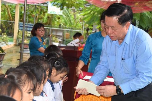 Đồng chí Nguyễn Trọng Nghĩa thăm, làm việc và tặng quà tại Tiền Giang