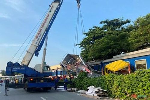 Hà Nội: Ô tô va chạm với tàu hỏa khiến 1 người bị thương