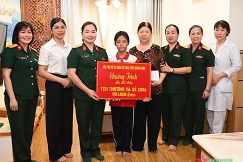 Phụ nữ cơ quan Bộ CHQS tỉnh Quảng Ninh: Trao kinh phí hỗ trợ chương trình 'Mẹ đỡ đầu'