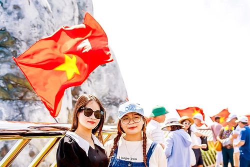 Khách lên rừng, xuống biển, ngành du lịch bội thu