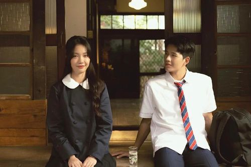 Hoàng Duyên ra mắt EP 'Bình minh' và MV như phim điện ảnh thanh xuân