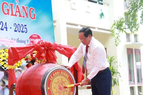 Phó Chủ tịch Quốc hội dự lễ khai giảng tại Quảng Ngãi