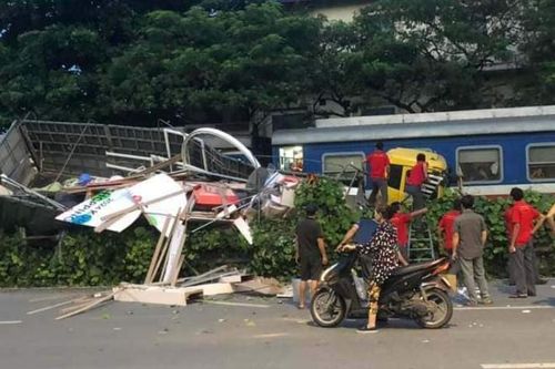 Hà Nội: Xe tải va chạm với tàu hỏa khiến một người bị thương