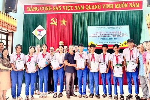 Công đoàn ngành Giáo dục Quảng Trị kết nối tặng sách giáo khoa đến học sinh miền núi