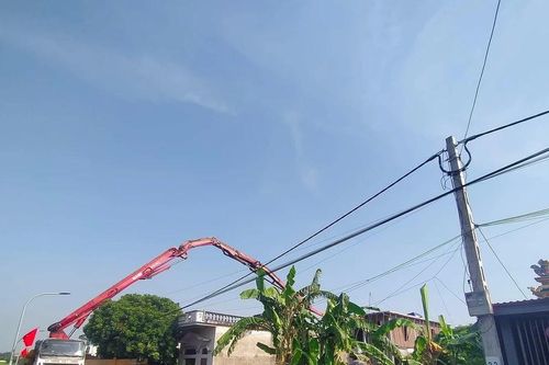 Gãy cần bơm bê tông khi đổ mái nhà, 1 công nhân ở Nam Định tử vong