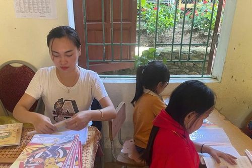 Thầy cô bọc vở, cắt tóc cho học sinh trước khai giảng năm học mới