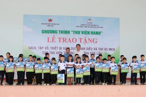 Niềm vui trước ngày khai giảng của học sinh vùng khó tỉnh Đắk Lắk