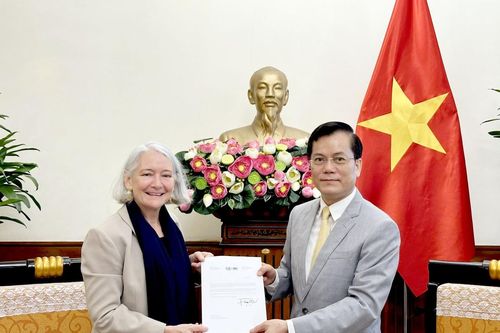 Thứ trưởng Ngoại giao Hà Kim Ngọc tiếp Đại diện Văn phòng đa quốc gia của Cao ủy Liên hợp quốc về người tị nạn phụ trách Việt Nam