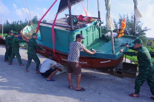 Tuyên truyền, kêu gọi các phương tiện vào nơi tránh trú bão trên vùng biển Bạch Long Vĩ