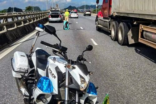 Cảnh sát giúp đỡ nhiều tài xế gặp sự cố trên cao tốc dịp nghỉ lễ 2/9