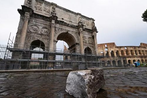 Khải hoàn môn Constantine ở Rome hư hại do bị sét đánh trong mưa bão bất thường