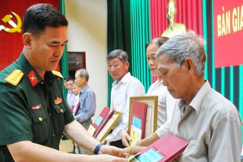 Xúc động, tự hào nhận lại kỷ vật của người thân là liệt sĩ