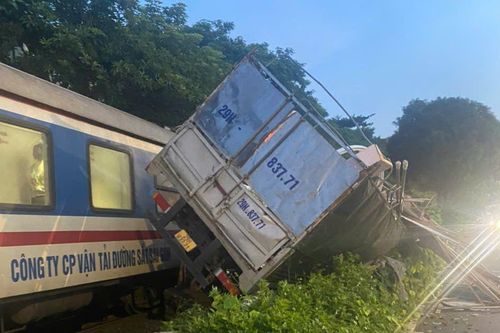 Ô tô tải bị tàu hỏa đâm biến dạng ở Hà Nội
