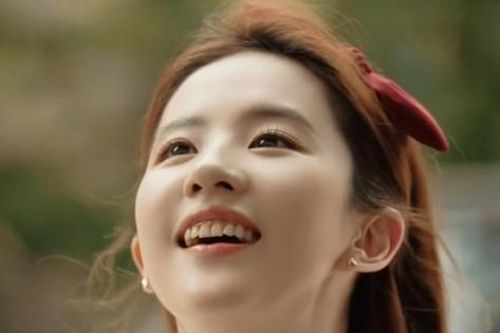 Lưu Diệc Phi một mình một kiểu