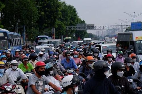 Đường phố TPHCM chật cứng người, xe trong ngày đầu đi làm sau lễ
