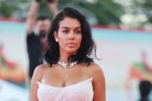 Bạn gái Ronaldo bị chê khi khoe đường cong trứ danh trên thảm đỏ