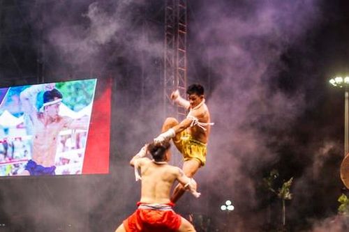Hàng ngàn người xem các môn phái về đất võ Bình Định trình diễn Tinh hoa võ thuật quốc tế