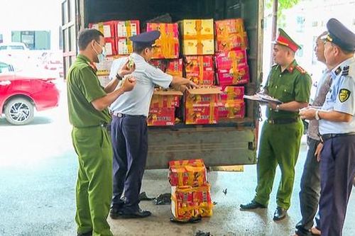 Phát hiện một ô tô vận chuyển hơn 12.000 bánh trung thu không rõ nguồn gốc ở Bắc Giang