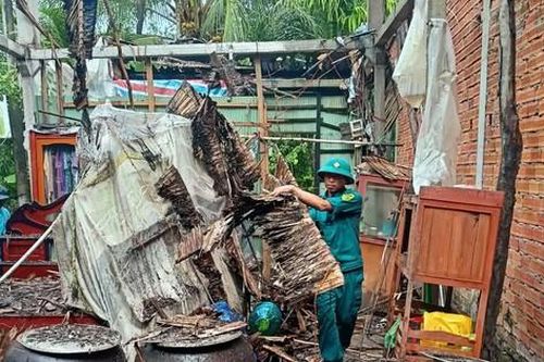Giông lốc kéo sập nhà, chìm tàu ở Kiên Giang
