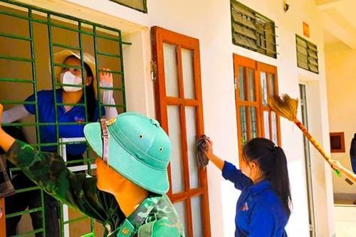 'Áo xanh' giúp giáo viên làm đẹp trường bước vào năm học mới