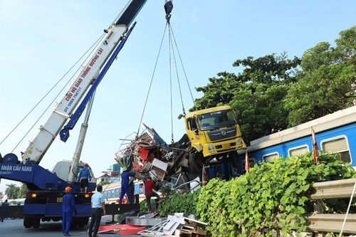 Ô tô tải biến dạng sau va chạm với tàu hỏa ở Hà Nội, 1 người bị thương