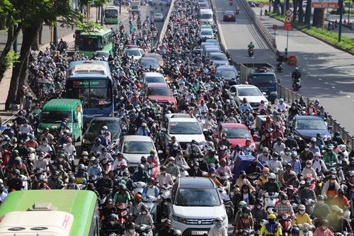 Nhiều tuyến đường TPHCM ùn tắc kéo dài trong ngày đầu đi làm sau nghỉ lễ