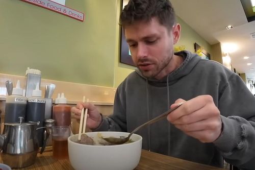 Khách Tây thử phở Việt 350.000 đồng ở Australia, thêm 34.000 để ăn một loại lá
