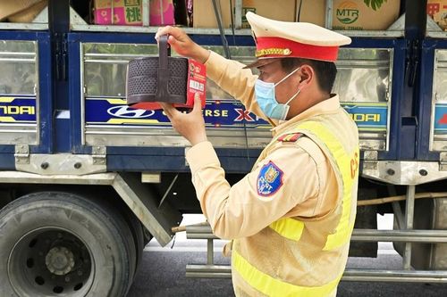 Tài xế ô tô có biểu hiện lạ, CSGT phát hiện 9 tấn bánh trung thu không rõ xuất xứ