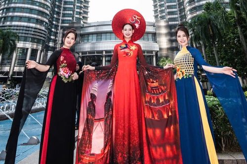 Trình diễn áo dài trong Đại sứ quán Việt Nam tại Thụy Điển