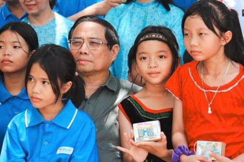 Món quà đặc biệt trẻ em mồ côi tặng Thủ tướng