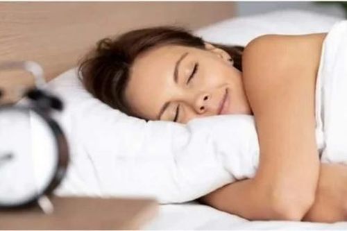 5 mẹo ngủ nhanh cho người thường xuyên 'đếm cừu' mỗi đêm