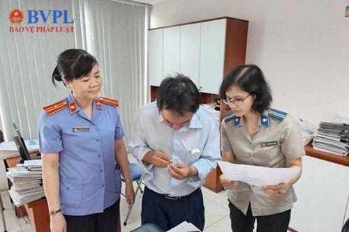 VKSND Quận 5 kiểm sát việc sung công, tiêu hủy vật chứng