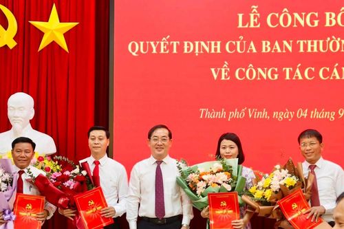Thành ủy Vinh công bố các quyết định về công tác cán bộ