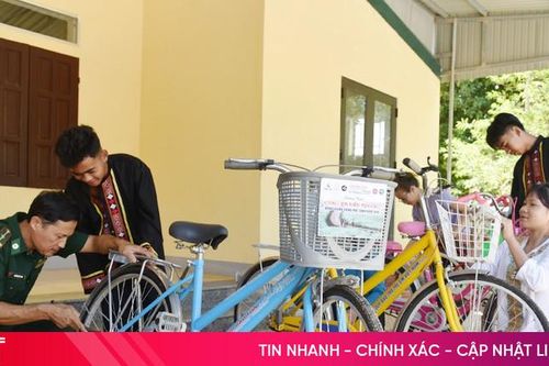 Chiến sĩ quân hàm xanh 'tiếp sức' học sinh nghèo vùng biên đến trường