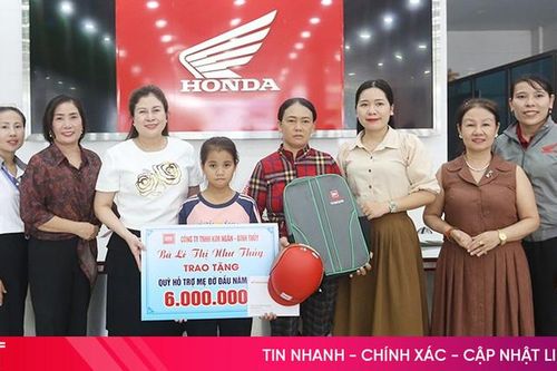 Hiệp hội Nữ doanh nhân Hà Tĩnh trao kinh phí 'mẹ đỡ đầu' cho trẻ mồ côi