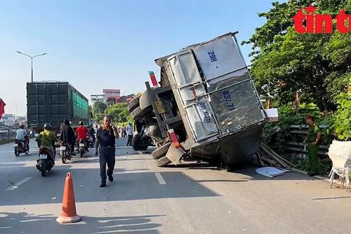 Xe tải biến dạng sau va chạm với tàu hỏa tại Thanh Trì (Hà Nội)