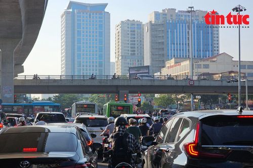 Giao thông ùn tắc trong ngày đầu đi làm sau nghỉ lễ 2/9