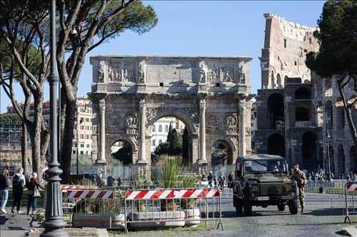 Công trình Khải hoàn môn Constantine ở Italy bị sét đánh gây hư hại