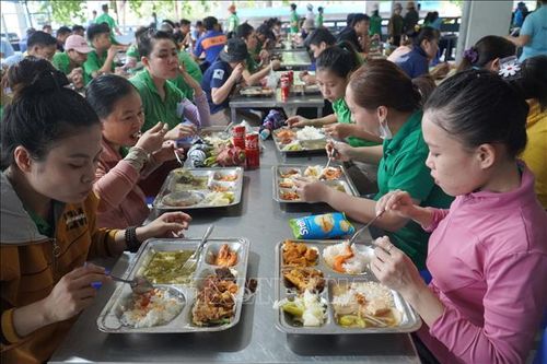 Nhiều ý nghĩa từ bữa cơm Công đoàn
