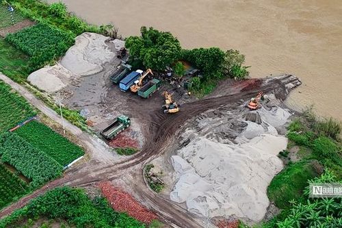 Hà Nội: Xe quá tải chở cát từ bến không phép hoạt động xuyên đêm