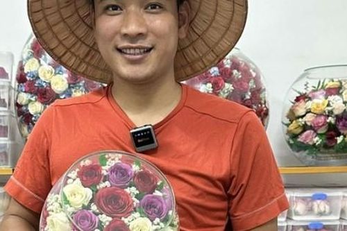 'Chán' bán hoa tươi, người đàn ông làm sản phẩm này bán giá đến 7 triệu đồng