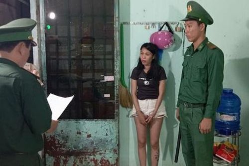 Bắt khẩn cấp cô gái cung cấp ma túy cho nam thanh niên đi giao