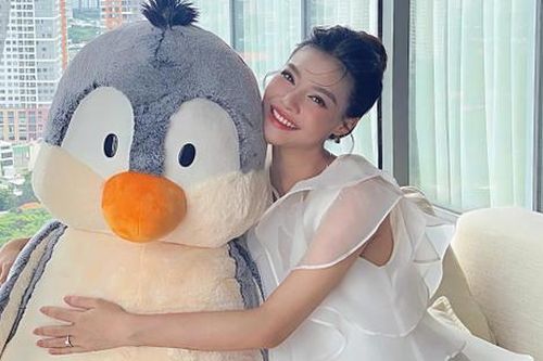 Á hậu Kiều Loan đeo nhẫn đính hôn sau khi lộ ảnh 'đi khám thai'?
