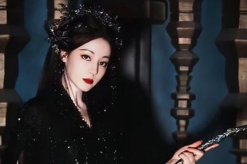 Cnet ví Địch Lệ Nhiệt Ba như 'mẹ kế Bạch Tuyết'